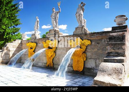 Kaskadenbrunnen "Gold Mountain" in Pertergof, Sankt-Petersburg, Russland Stockfoto