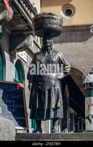 Zagreb, Kroatien - 15. August 2024: Die Statue von Kumica Barica zeigt eine Frau, die in Zagreb ist, um ihre Waren auf dem Zagreber Hauptmarkt Dolac zu verkaufen Stockfoto
