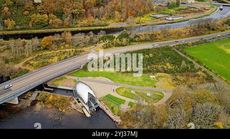 Hydro Ness Wasserkraftwerk am Ufer des Flusses Ness Scotland Holm Mills Bridge Caledonian Canal und Herbstfarbene Bäume Stockfoto