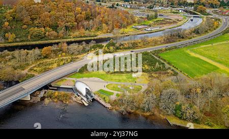 Hydro Ness Wasserkraftwerk am Ufer des Flusses Ness Scotland Holm Mills Road Bridge Caledonian Canal und Herbstfarbene Bäume Stockfoto