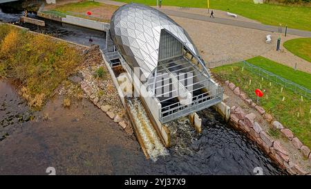 Hydro Ness Wasserkraftgenerator am Ufer des Flusses Ness Schottland aus 384 Edelstahl-Verkleidungsplatten Stockfoto