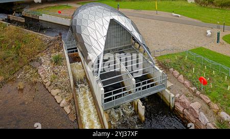 Hydro Ness Wasserkraftgenerator am Ufer des Flusses Ness Schottland hergestellt aus 384 verschiedenen Edelstahl-Verkleidungsplatten Stockfoto