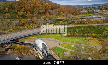 Hydro Ness Wasserkraftwerk am Ufer des Flusses Ness Schottland, der Holm Mills Bridge und herbstfarbenen Bäumen Stockfoto