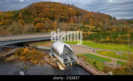 Hydro Ness Wasserkraftwerk am Ufer des Flusses Ness Schottland mit herbstlichen Bäumen Stockfoto