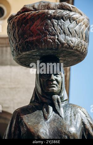 Zagreb, Kroatien - 15. August 2024: Die Statue von Kumica Barica zeigt eine Frau, die in Zagreb ist, um ihre Waren auf dem Zagreber Hauptmarkt Dolac zu verkaufen Stockfoto