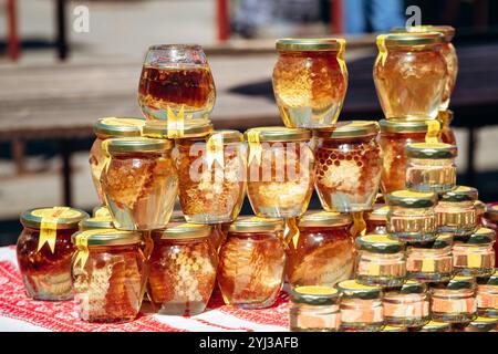 Zagreb, Kroatien - 15. August 2024: Honigstand auf Zagrebs zentralem Lebensmittelmarkt Stockfoto