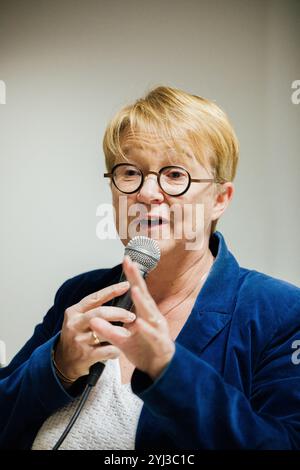 Rennes, Frankreich. November 2024. Porträt des Bürgermeisters von Rennes, Nathalie Appéré, während der Konferenz und Unterzeichnungssitzung von Najat Vallaud-Belkacem, ehemaliger Bildungsminister, am 12. November 2024 in Rennes Credit: Abaca Press/Alamy Live News Stockfoto