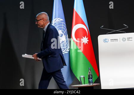 Baku, Aserbaidschan. November 2024. John Podesta, Sondergesandter des US-Präsidenten für Klima, verlässt die Bühne während des ersten Teils des hochrangigen Segments der Klimakonferenz der Vereinten Nationen im Plenarsaal von Nizami während der COP29, einer Veranstaltung des UNFCCC im Olympiastadion von Baku. Die COP29, die ab November 11-22 läuft, konzentriert sich auf den CO2-Ausgleich sowie die Finanzierung von Nachhaltigkeit und Klimaschutz. Quelle: SOPA Images Limited/Alamy Live News Stockfoto