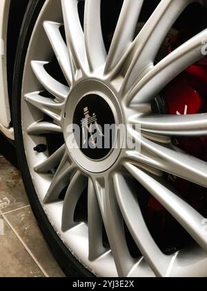 Kiew, Ukraine - 04. April 2021: Detaillierte Ansicht einer eleganten Leichtmetallfelge Maserati mit markantem Design, die die raffinierte Handwerkskunst unterstreicht. Stockfoto