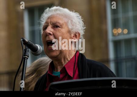 London, Großbritannien. September 2017. Ein Aktivist hält ein Schild mit einem „Nein zu Trump Nein zum Krieg“ bei der Stop the war Coalition and Campaign for Nuclear Disarmament in der Downing St. Eine Deputation übermittelte Theresa May einen Brief, in dem die britische Regierung aufgefordert wird, ein friedliches Ende des Krieges der Beleidigungen und Provokationen zwischen den USA und Nordkorea zu unterstützen und jede Eskalation zu einem Atomkrieg zu verhindern, der alle auf dem Planeten bedrohen würde. Stockfoto