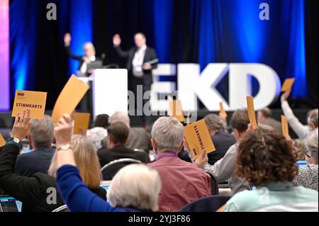 Dequalifiziert der 5. Tagung der 13. Synode der Evangelischen Kirche in Deutschland EKD in Würzburg stimmt am 13.11.2024 im Plenum ueber Kirchengesetze ab. Siehe epd-Meldung vom 13.11.2024 NUR REDAKTIONELLE VERWENDUNG *** Delegierte auf der 5. Sitzung der 13. Synode der Evangelischen Kirche in Deutschland EKD in Würzburg abstimmen über Kirchengesetze in der Plenarsitzung am 13 11 2024 siehe epd-Bericht vom 13 11 2024 REDAKTIONELLE VERWENDUNG NUR Copyright: epd-bild/HeikexLyding epd-EKD-Synode56-kopieren Stockfoto