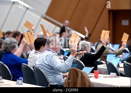 Dequalifiziert der 5. Tagung der 13. Synode der Evangelischen Kirche in Deutschland EKD in Würzburg stimmt am 13.11.2024 im Plenum ueber Kirchengesetze ab. Siehe epd-Meldung vom 13.11.2024 NUR REDAKTIONELLE VERWENDUNG *** Delegierte auf der 5. Sitzung der 13. Synode der Evangelischen Kirche in Deutschland EKD in Würzburg abstimmen über Kirchengesetze in der Plenarsitzung am 13 11 2024 siehe epd-Bericht vom 13 11 2024 REDAKTIONELLE VERWENDUNG NUR Copyright: epd-bild/HeikexLyding Abstimmung8 Stockfoto