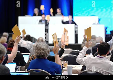 Dequalifiziert der 5. Tagung der 13. Synode der Evangelischen Kirche in Deutschland EKD in Würzburg stimmt am 13.11.2024 im Plenum ueber Kirchengesetze ab. Siehe epd-Meldung vom 13.11.2024 NUR REDAKTIONELLE VERWENDUNG *** Delegierte auf der 5. Sitzung der 13. Synode der Evangelischen Kirche in Deutschland EKD in Würzburg abstimmen über Kirchengesetze in der Plenarsitzung am 13 11 2024 siehe epd-Bericht vom 13 11 2024 REDAKTIONELLE VERWENDUNG NUR Copyright: epd-bild/HeikexLyding Abstimmung7 Stockfoto