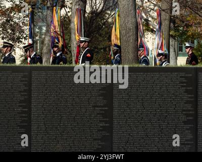 Washington, District of Columbia, USA. November 2024. Der Color Guard präsentiert Flaggen an der Veteran Veterans Memorial Wall. (Credit Image: © Sue Dorfman/ZUMA Press Wire) NUR REDAKTIONELLE VERWENDUNG! Nicht für kommerzielle ZWECKE! Stockfoto