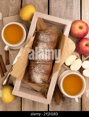 Süßer Herbst-Apfelkuchen und Gebäck auf einem Tisch, die perfekte Umgebung für eine Teeparty und herbstliche Stimmung schaffen. Draufsicht Stockfoto