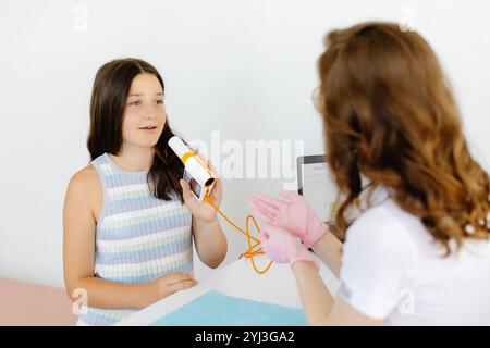 Die Spirometrie der Atemfunktion von Mädchen in der Arztpraxis. Diagnostik der Atemfunktion bei Lungenerkrankungen. Stockfoto