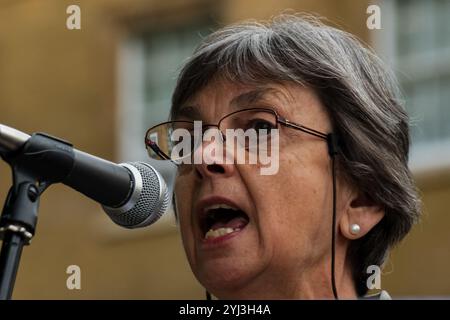 London, Großbritannien. September 2017. Ein Aktivist hält ein Schild mit einem „Nein zu Trump Nein zum Krieg“ bei der Stop the war Coalition and Campaign for Nuclear Disarmament in der Downing St. Eine Deputation übermittelte Theresa May einen Brief, in dem die britische Regierung aufgefordert wird, ein friedliches Ende des Krieges der Beleidigungen und Provokationen zwischen den USA und Nordkorea zu unterstützen und jede Eskalation zu einem Atomkrieg zu verhindern, der alle auf dem Planeten bedrohen würde. Stockfoto