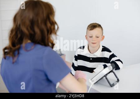 Die Spirometrie der Atemfunktion in der Arztpraxis bei Jungen. Diagnostik der Atemfunktion bei Lungenerkrankungen. Stockfoto