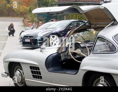 Essen, Deutschland. November 2024. Hinter einem Mercedes 300 SL aus dem Jahr 1954 stehen getunte Fahrzeuge bei der Vorschau der Motorsport- und Tuningmesse Essen Motor Show. Rund 500 Aussteller aus 15 Ländern präsentieren auf der Automobilmesse ab 29.11 alles rund um Autos. Bis 8.12.2024. Vermerk: Roland Weihrauch/dpa/Alamy Live News Stockfoto