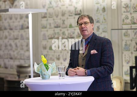 Ansbach, Deutschland. November 2024. Martin Hoernes, Generalsekretär der Kulturstiftung Ernst von Siemens, spricht bei der Präsentation eines einzigartigen Herzstücks aus dem 18. Jahrhundert aus der Porzellanmanufaktur Ansbach-Bruckberg in der Residenz Ansbach. Der Erwerb des Herzstücks wurde von der Ernst von Siemens Kulturstiftung finanziell unterstützt. Darlegung: Daniel Löb/dpa/Alamy Live News Stockfoto