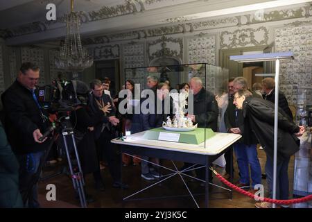 Ansbach, Deutschland. November 2024. Die Bayerische Schlossverwaltung präsentiert ein einzigartiges Herzstück aus dem 18. Jahrhundert aus der Porzellanmanufaktur Ansbach-Bruckberg in der Residenz Ansbach, das vollständig erhalten ist. Besucher und ein Videofilmer werfen einen Blick auf das seltene Herzstück. Darlegung: Daniel Löb/dpa/Alamy Live News Stockfoto