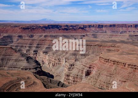 Ein atemberaubender Panoramablick vom Muley Point in die gewundenen Canyons im Süden von Utah, USA. Die majestätische Landschaft bietet mehrschichtige Felsformationen. Stockfoto