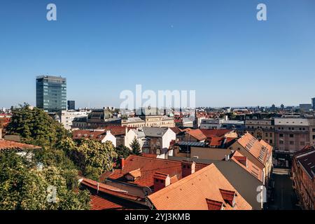 Zagreb, Kroatien - 15. August 2024: Blick auf die Dächer im Zentrum von Zagreb Stockfoto