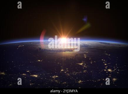 Erde in der Nacht. Stadtlichter auf dem Planeten Erde. Sonnenaufgangsansicht des Planeten Erde aus dem Weltraum. Elemente dieses Bildes, bereitgestellt von der NASA. Stockfoto