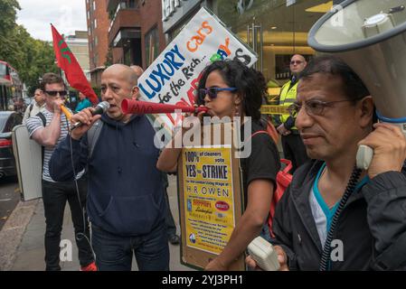 London, Großbritannien. 30. September 2017. Demonstranten tanzen vor dem Ferrari-Showroom des Kensington-Luxuswagenhändlers HR Owen bei den United Voices of the World Trade union Protest, dass sie ihre beiden Putzfrauen wieder einsetzen, die ohne Bezahlung ausgesetzt wurden, weil sie darum baten, für die Reinigung der Ferrari/Maserati Showrooms einen Lebenshaltungslohn in London zu erhalten. Die Putzer Angelica Valencia und Freddy Lopez wurden von der UVW und anderen Gruppen wie Class war und der RCG unterstützt. Etwa hundert Demonstranten marschierten von der South Kensington Station aus und protestierten kurz vor den Lamborghini Showrooms und dem Büro Stockfoto