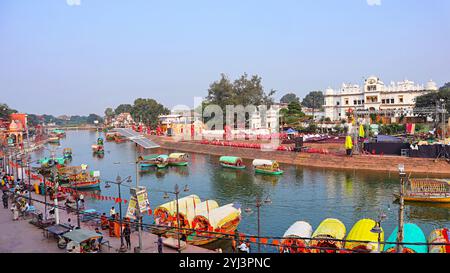 Blick auf RAM Ghat mit Fähren auf dem Mandakini River, in Chitrakoot, Satna, Madhya Pradesh, Indien. Stockfoto