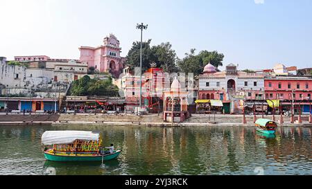 Blick auf RAM Ghat mit Fähren auf dem Mandakini River, in Chitrakoot, Satna, Madhya Pradesh, Indien. Stockfoto