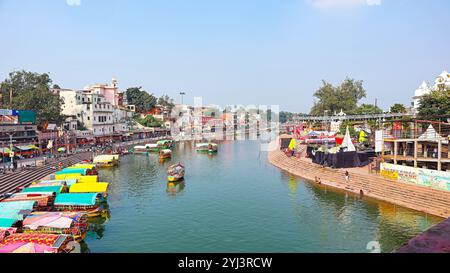 RAM Ghat mit Fähren auf dem Mandakini River, in Chitrakoot, Satna, Madhya Pradesh, Indien. Stockfoto