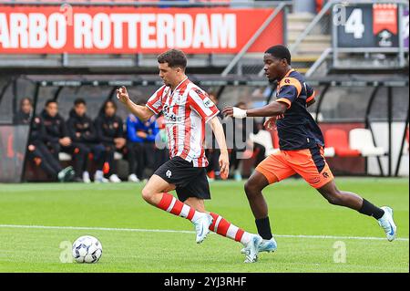 ROTTERDAM, 13-11-24, Stadion het Kasteel, Freundschaftsspiel, Sparta Rotterdam - FC Volendam, Jong Sparta Spieler Aymane Bais, Volendam Spieler Yannick Leliendal Credit: Pro Shots/Alamy Live News Stockfoto