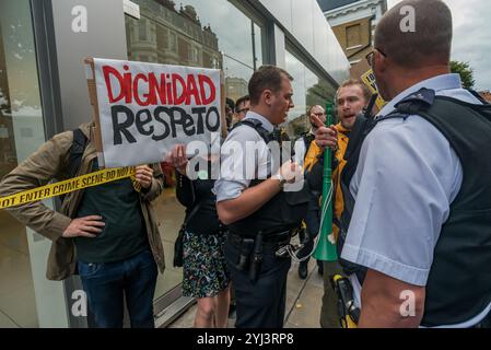 London, Großbritannien. 30. September 2017. Demonstranten tanzen vor dem Ferrari-Showroom des Kensington-Luxuswagenhändlers HR Owen bei den United Voices of the World Trade union Protest, dass sie ihre beiden Putzfrauen wieder einsetzen, die ohne Bezahlung ausgesetzt wurden, weil sie darum baten, für die Reinigung der Ferrari/Maserati Showrooms einen Lebenshaltungslohn in London zu erhalten. Die Putzer Angelica Valencia und Freddy Lopez wurden von der UVW und anderen Gruppen wie Class war und der RCG unterstützt. Etwa hundert Demonstranten marschierten von der South Kensington Station aus und protestierten kurz vor den Lamborghini Showrooms und dem Büro Stockfoto