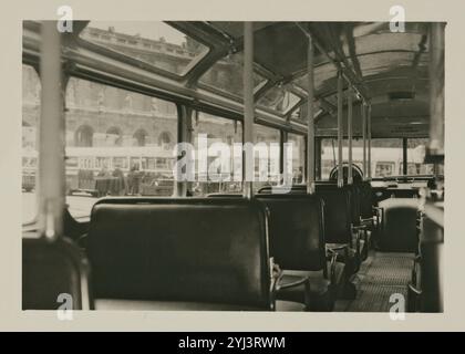 Vintage-Foto von Paris. Stadtbus: Régie Autonome des Transports Typ Parisiens, Innenansicht des Busses, Sitzplätze. Frankreich. 1950 Stockfoto