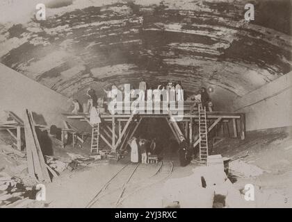 Vintage-Foto von Paris. Bau der U-Bahn in Paris, 1898-1899, Station Obligado (Argentinien), Verlegung der Keramikfliesen. Frankreich. 1898-1899 Stockfoto