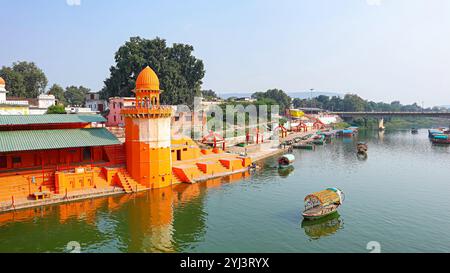 RAM Ghat mit Fähren auf dem Mandakini River, in Chitrakoot, Satna, Madhya Pradesh, Indien. Stockfoto