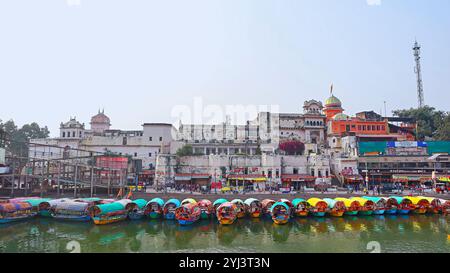 Blick auf RAM Ghat mit Fähren auf dem Mandakini River, in Chitrakoot, Satna, Madhya Pradesh, Indien. Stockfoto