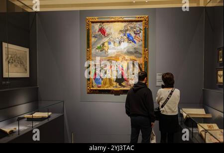 Ein Paar bewundern die Anbetung des Namens Jesu oder des Allegoriums der Heiligen Liga von El Greco in der Royal Collections Gallery. Madrid, Spanien Stockfoto