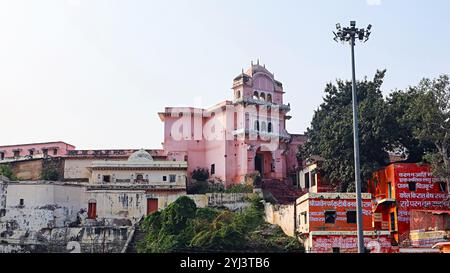 Blick auf RAM Ghat mit Fähren auf dem Mandakini River, in Chitrakoot, Satna, Madhya Pradesh, Indien. Stockfoto