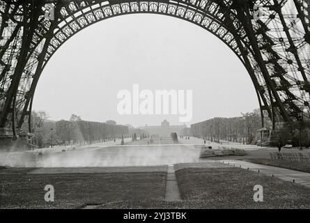 Vintage-Foto von Paris. Blick auf den Champ de Mars unter dem Eiffelturm. Frankreich. 1932-1936 Stockfoto