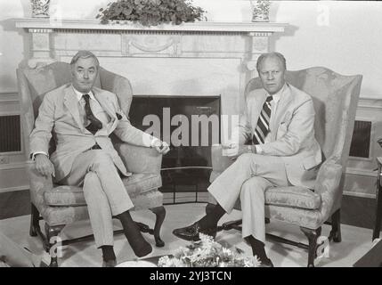 UN-Botschafter Daniel P. Moynihan und Präsident Gerald Ford sitzen in Sesseln vor einem Kamin. USA. August 1975 Stockfoto