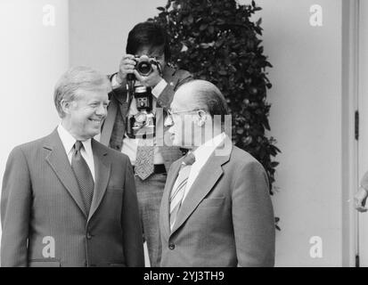 Präsident Jimmy Carter und der israelische Premierminister Menachem beginnen im Weißen Haus, Washington, D.C., als ein Fotograf seine Kamera im Hintergrund justiert. USA. 15. April 1980 Stockfoto