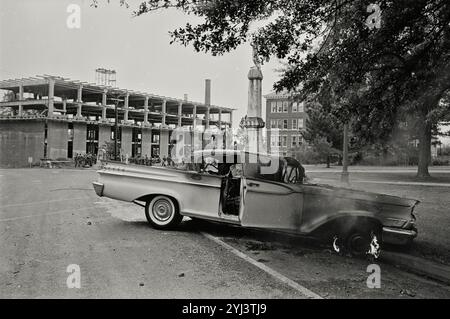 Integration. OLE Miss Riot von 1962 - nach Unruhen. Oxford, Mississippi, USA. 30. September 1962 der Ole Miss Riot von 1962 (30. September bis 1. Oktober 1962), auch bekannt als die Schlacht von Oxford, war ein Rassenaufstand an der University of Mississippi, gemeinhin Ole Miss genannt, in Oxford, Mississippi, als segregationistische Randalierer versuchten, die Einschreibung des afroamerikanischen Kandidaten James Meredith zu verhindern. Präsident John F. Kennedy besiegte den Aufstand schließlich durch die Mobilisierung von mehr als 30.000 Soldaten, die meisten für eine einzige Störung in der Geschichte der Vereinigten Staaten. Stockfoto