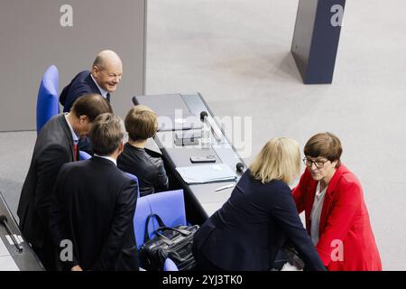 OLAF Scholz SPD, Bundeskanzler, auf der Regierungsbqank, Nancy Faeser SPD, Bundesministerin für Inneres und Heimat, und Klara Geywitz SPD, Bundesministerin für Wohnen, Stadtentwicklung und Bauwesen, im Plenum vor der Sitzung im Deutschen Bundestag, Berlin, 13.11.2024. Berlin Deutschland *** Olaf Scholz SPD, Bundeskanzler, auf der Regierungsbank, Nancy Faeser SPD, Bundesministerin des Innern und Innern, und Klara Geywitz SPD, Bundesministerin für Wohnungsbau, Stadtentwicklung und Bauwesen, im Plenum vor der Sitzung im Deutschen Bundestag, Berlin, 13 11 2024 Berlin G Stockfoto