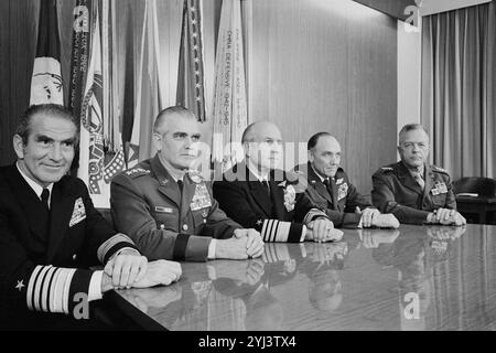 Vintage-Foto von Joint Chiefs of Staff: Pentagon. USA. 4. Januar 1971 die Joint Chiefs of Staff (JCS) ist das Gremium der höchsten uniformierten Führer des US-Verteidigungsministeriums, das den Präsidenten der Vereinigten Staaten, den Verteidigungsminister, den Homeland Security Council und den Nationalen Sicherheitsrat in militärischen Angelegenheiten berät. Stockfoto