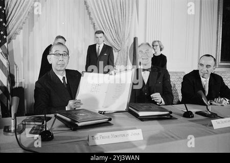 Unterzeichnung des Abkommens über die gegenseitige Zusammenarbeit mit Japan, Raum Ost des Weißen Hauses. Unterzeichnung von Kopien des vertrags. Das Foto zeigt den japanischen Premierminister Nobusuke Kishi, der als Außenminister Christian Herter den Vertrag über gegenseitige Zusammenarbeit mit Japan unterzeichnete, und andere schauen im East Room des Weißen Hauses in Washington, D.C. USA zu. 19. Januar 1960 Stockfoto