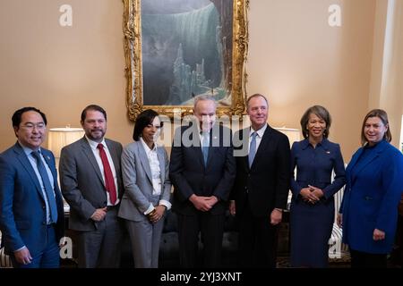 Der gewählte US-Senator Andy Kim (Demokrat von New Jersey), der designierte US-Senator Ruben Gallego (Demokrat von Arizona), die designierte US-Senatorin Angela Alsobrooks (Demokrat von Maryland), der Mehrheitsführer des US-Senats Chuck Schumer (Demokrat von New York), der designierte US-Senator Adam Schiff (Demokrat von Kalifornien), Lisa Blunt Rochester (Demokrat von Washington D.C.C., sowie der US-Senatorin Los-Senatorin Washington/Senatskapelle, am 12. November 2024 Stockfoto