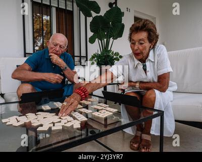 Ehe octogenarian spielen angeregt, ein Brettspiel, bestehend aus, die Kombinationen von Zahlen. Stockfoto