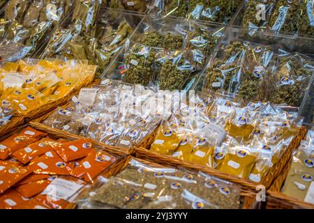 Funchal, Madeira, Portugal, 7. November 2024: Gewürze und Kräuter zum Verkauf auf dem Bauernmarkt Mercado dos Lavradores in Funchal, Madeira Stockfoto